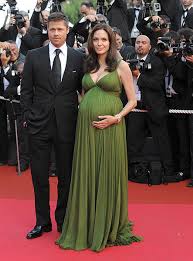 Angelina Jolie w ciąży bliźniaczej kwitła