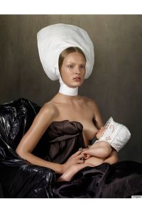 Karmienie piersią jest modne? Tak, jeśli takie sceny widzimy w VOGUE;] (źródło: http://www.mommyish.com/2013/09/16/breastfeeding-model-vogue-netherlands-ymre-stiekema/ )
